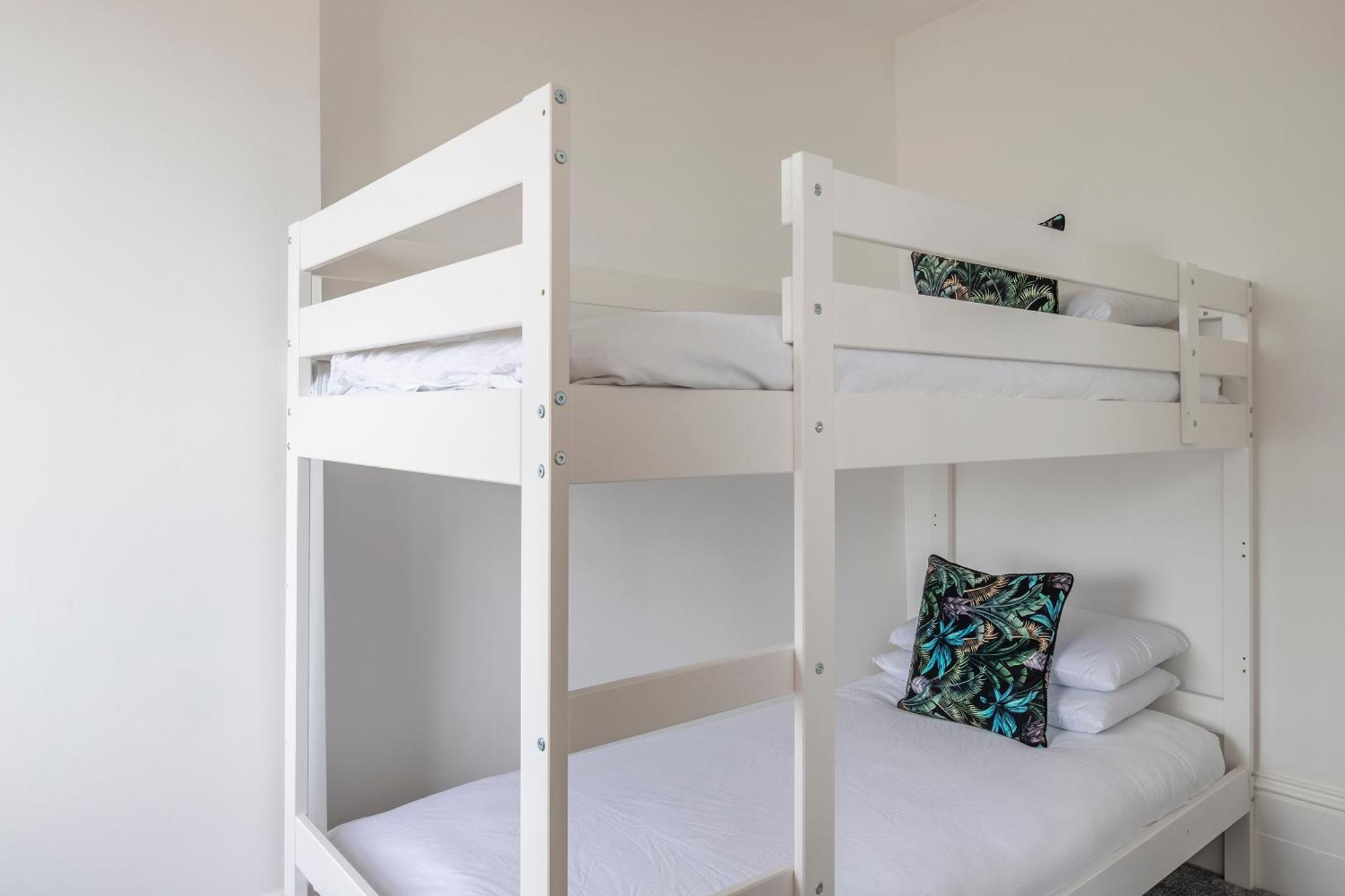 Seaside Bliss - Seafront Apartments Херн Бей Екстериор снимка
